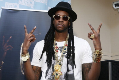 2 Chainz Signs Copies Of "Based On A T.R.U Story"