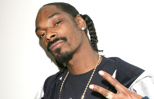 NEW YORK - MAY 4: (U.S. TABS OUT)  Rapper Snoop Dogg poses for a photo backstage during MTV's Total Request Live at the MTV Times Square Studios May 4, 2005 in New York City. (Photo by Scott Gries/Getty Images)