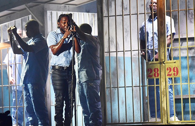 02-Kendrick-Lamar-performance-grammy-2016-billboard-650