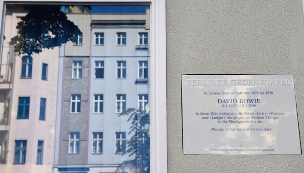 The commemorative plaque dedicated to musician David Bowie reading 'In this house lived from 1976 to 1978 David Bowie. During this time the album Low, Heroes and Lodger have been created. They were storied in music history as the Berlin Trilogy' is displayed at the artist's former appartment in Berlin in August 22, 2016. / AFP / TOBIAS SCHWARZ        (Photo credit should read TOBIAS SCHWARZ/AFP/Getty Images)